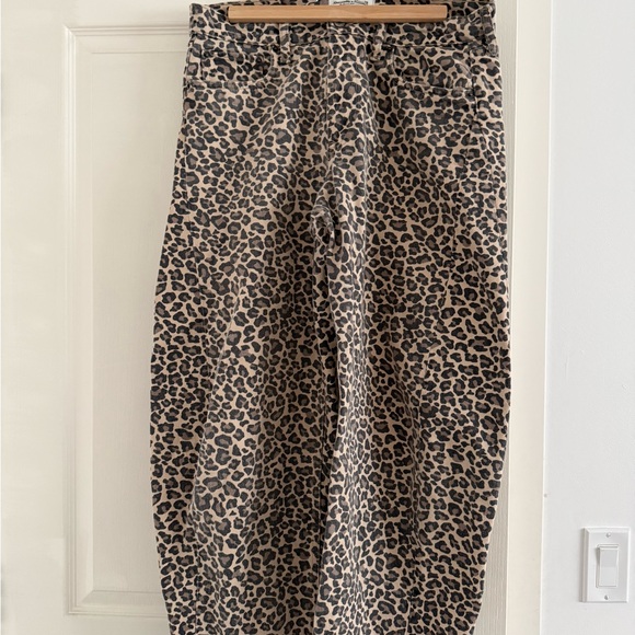 Abercrombie & Fitch Denim - Abercrombie & Fitch Leopard Print Mid-Rise Barrel leg Jeans in Tan and Black
